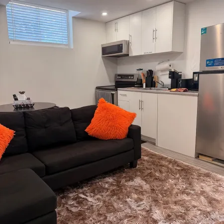 Dream Home, Cosy, nice, quiet environment, best getaway location for your trip.