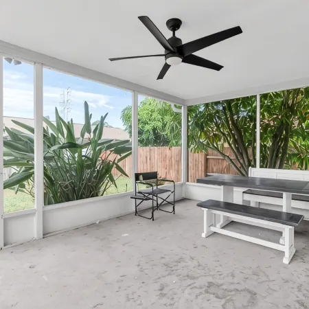 NEW* KING Bed/Centrally Located/Near Parks & Beach