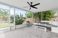 NEW* KING Bed/Centrally Located/Near Parks & Beach