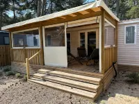 Your mobile home with covered terrace and barbecue is waiting for you this summer. 康村住宿飯店