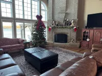 Lake Pointe Lodge: 6Br Lakefront Retreat w/ Free Pontoon, Dock & Firepit - Homestays