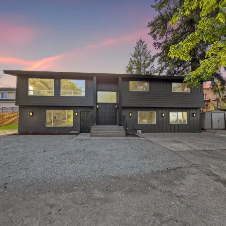 Spacious 4Br Upper Duplex Unit • AC • WiFi • Quiet Area • Near SeaTac Airport