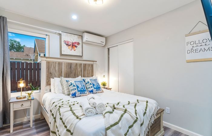 M3-Detached house 2 bedroom 1 bathroom close Old Town Monrovia kingsize-bed!