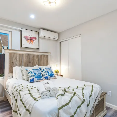 M3-Detached house 2 bedroom 1 bathroom close Old Town Monrovia kingsize-bed!