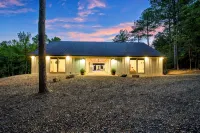 New Pool Cabin/Hot Tub/Arcade/Playset/2 Acres/Ping Pong/Shuffleboard/4 King Beds - Gym