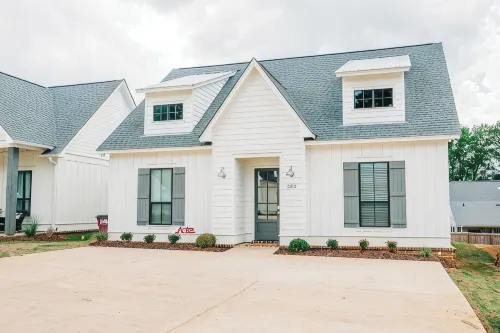 Stark Landing is a brand new modern home located in the heart of Starkville! - Homestays