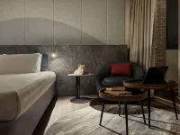 Metro Hotel - balcony