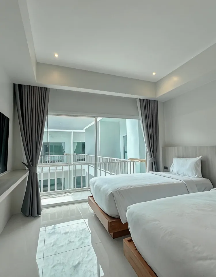 ห้องมาตรฐานเตียงคู่พร้อมวิวสระว่ายน้ำ