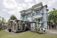 42Pax: 13BR Thai Villa | Luxury Vacation @ PJ โรงแรมใน