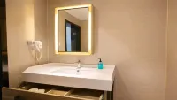 HanTing Premium Hotel (Xinyang Railway Station Xiya Hemei Plaza) - balcony