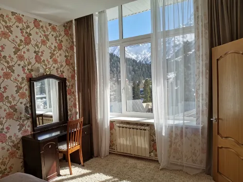 Snezhinka (Dombaj) Hotel - 2-Star