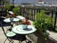 Gesang Huaxiang Xiangfen Hotel(the Potala Palace Baguo Street Store) Hotels in Lhasa