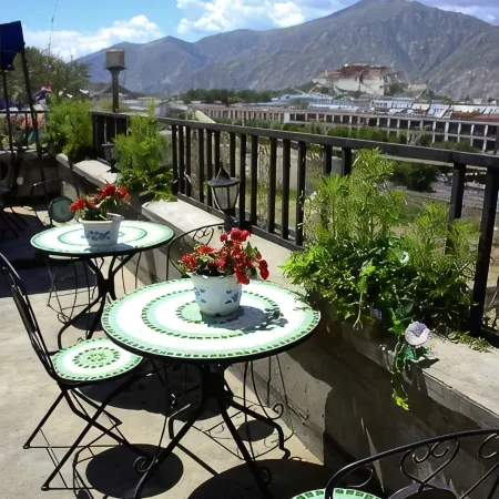 Gesang Huaxiang Xiangfen Hotel(the Potala Palace Baguo Street Store) Отели в г. Лхаса