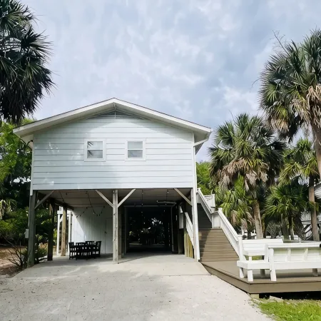 Treehouse Cottage Walk to Access 32, Whaley's & Bingo Boat Space + Beach Gear