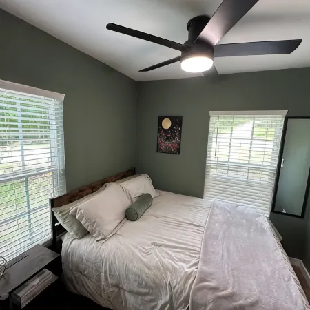 Cozy country cabin with hot tub in Sand Springs on 7 acres w a pond