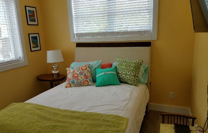 Artsy Downtown Charlevoix Apt! Walk  to 2 Lakes, Marina. Free Parking. 5 Star