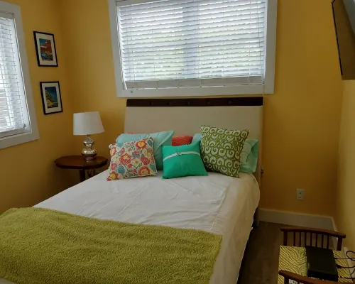 Artsy Downtown Charlevoix Apt! Walk  to 2 Lakes, Marina. Free Parking. 5 Star Hotéis em Charlevoix