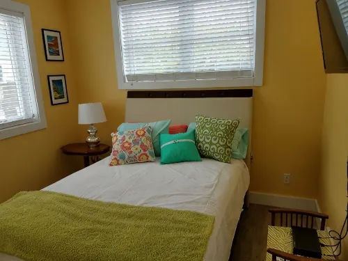 Artsy Downtown Charlevoix Apt! Walk  to 2 Lakes, Marina. Free Parking. 5 Star