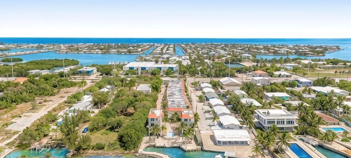 Gulf views w/scenic elevated sundeck, heated shared pool, boat dock availability 馬拉鬆酒店
