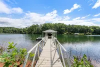 Charming Lakefront 4 Bedroom with bunk room on Lake Keowee with dock, sleeps 12 - 4-Star