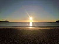 5 mins walk to Beach - Modern Beachy Escape. Netflix, Full Kitchen, Comfy Beds! - 4-Star