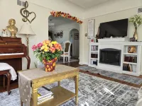 Discounted Charming 2-Bedroom Main-Level Triplex in Rochester - บังกะโล