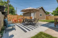 LoHi Retreat, Walk to Downtown, Game Room, Huge Backyard, Sleeps 12, Garage - บังกะโล