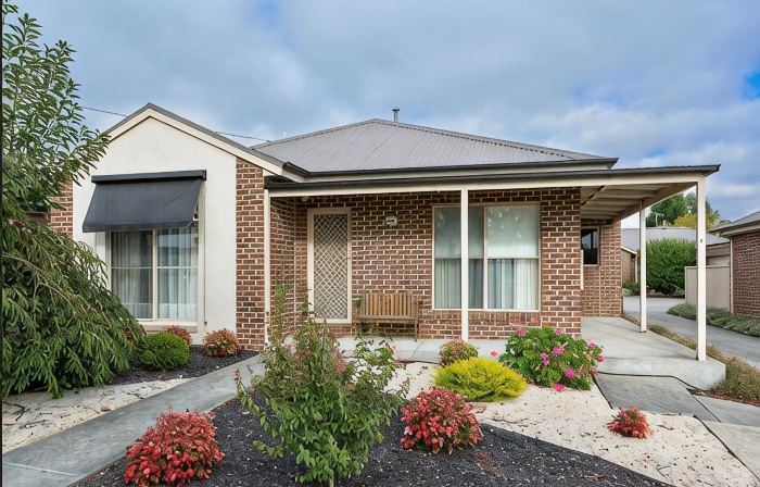 Comfortable 3-bedroom home with two car garage