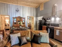 Cozy Charming Convenient Lake Street Retreat Hotels in Sandpoint