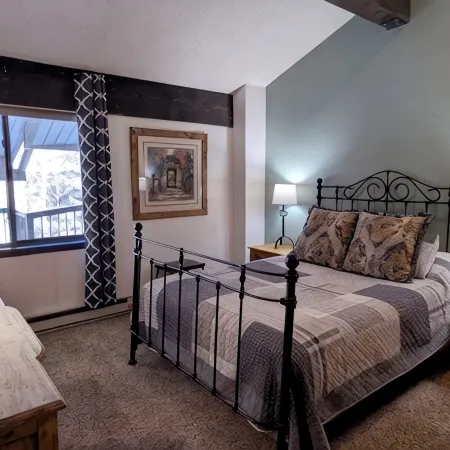 Spacious Condo w/ FREE WiFi, Parking, Heated Pool, Hot Tubs, Skier Shuttles