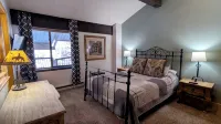 Spacious Condo w/ FREE WiFi, Parking, Heated Pool, Hot Tubs, Skier Shuttles