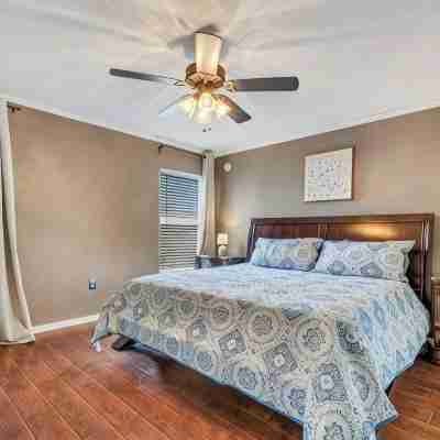 Family Fun Haven: 3 Bed/2 Bath/6 Mi to Legoland/Pet Friendly! Rooms