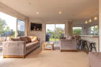 Stunning Surfers 4 Bedroom Beach House - Homestays