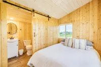 Off-grid tiny home farm stay with incredible mountain views! - 4-stjärniga