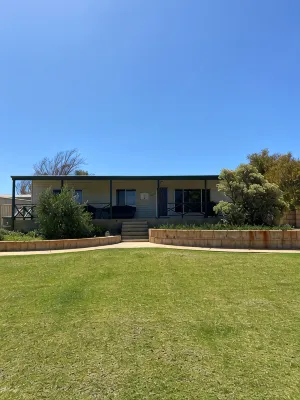 Sandowne House - Families and fisher peoples favourite close to beach - 2-Star
