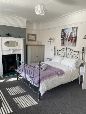 Beautiful and Spacious House Close to the Beach. Pet Free