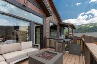 Modern ski house with gourmet kitchen, ski views, hot tub/pool, steps to gondola - 4つ星