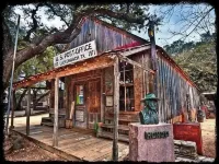 Voted Most Romantic! 1800's Peach Cabin/Close to Downtown/Hot Tub/Peaceful!