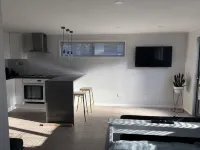 Self contained Studio walking distance to Mission Estate - Apartments
