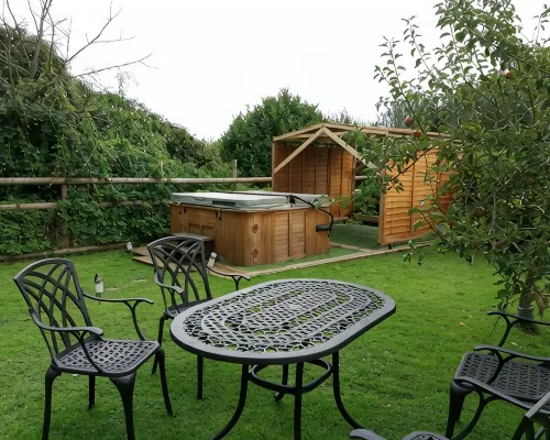 Found at the foot of Roundway Hill with it's own secluded garden. Pet friendly. Hotel a Calne