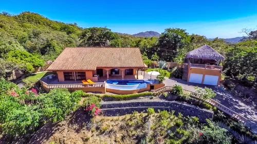 Jungle and Ocean Paradise, Infinity Pool, 4BR/3BA - Private location! - 3-Star