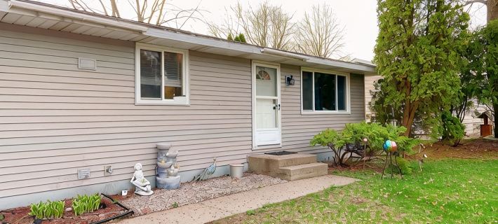Fantastic Oasis Home in Stevens Point with fully enclosed fence for backyard! Hotels in Stevens Point