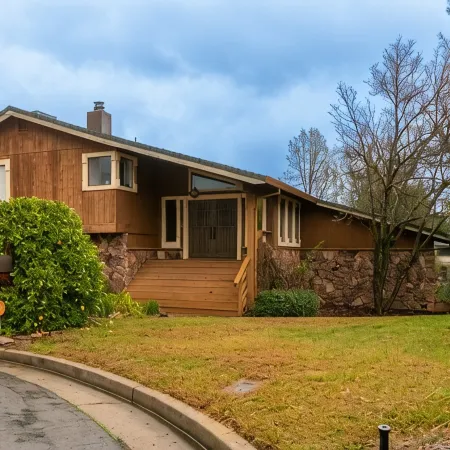 Private Room and Entrance, amazing views, deck space.