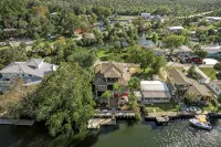 Newly Listed, Sleeps 12, On River W. Kayaks included, Boat Dock , Gulf Access - Boutique