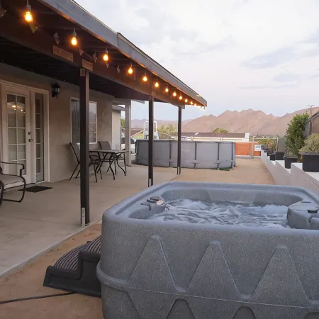 Large Home 3/3 plus Bonus Rm, 14' Pool & Jacuzzi, close to Downtown Joshua Tree