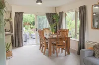 Only 4 km to Town. Beautiful Inside & Out, Relaxing,Tranquil, Great Home for All - Homestays