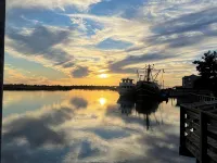 Walk to Waterfront Dining, Shops, Wine Bar. 2 Miles from I-95. No Pet Fee! 다리엔 호텔