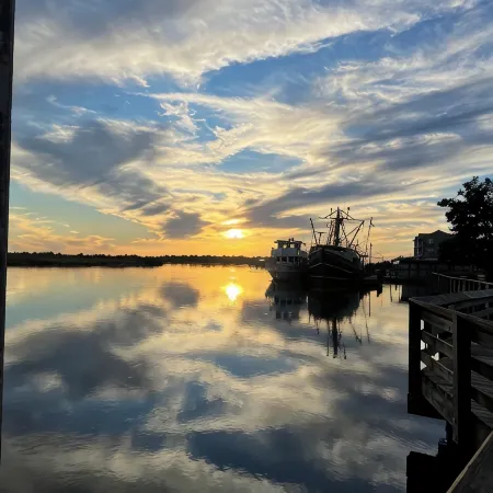Walk to Waterfront Dining, Shops, Wine Bar. 2 Miles from I-95. No Pet Fee!