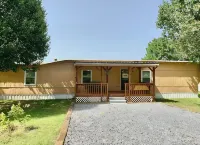 Gene's Retreat, charming lakeside 3 bed 2 bath peaceful home near Ft Gibson Lake - WiFi