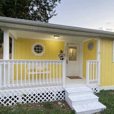 Escape with Your Pet to Sunny Place Cottage!